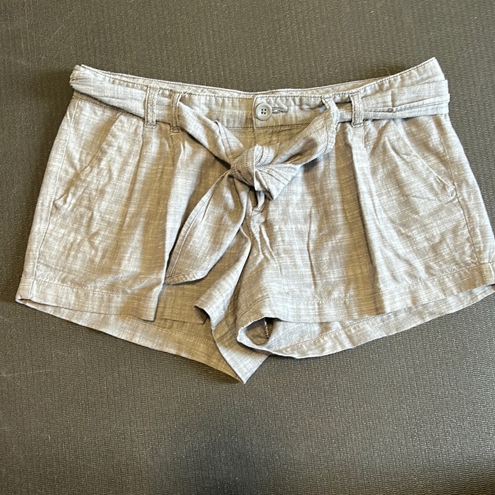 Old Navy women’s grey gray shorts 12 removable tie front slant front pocket
